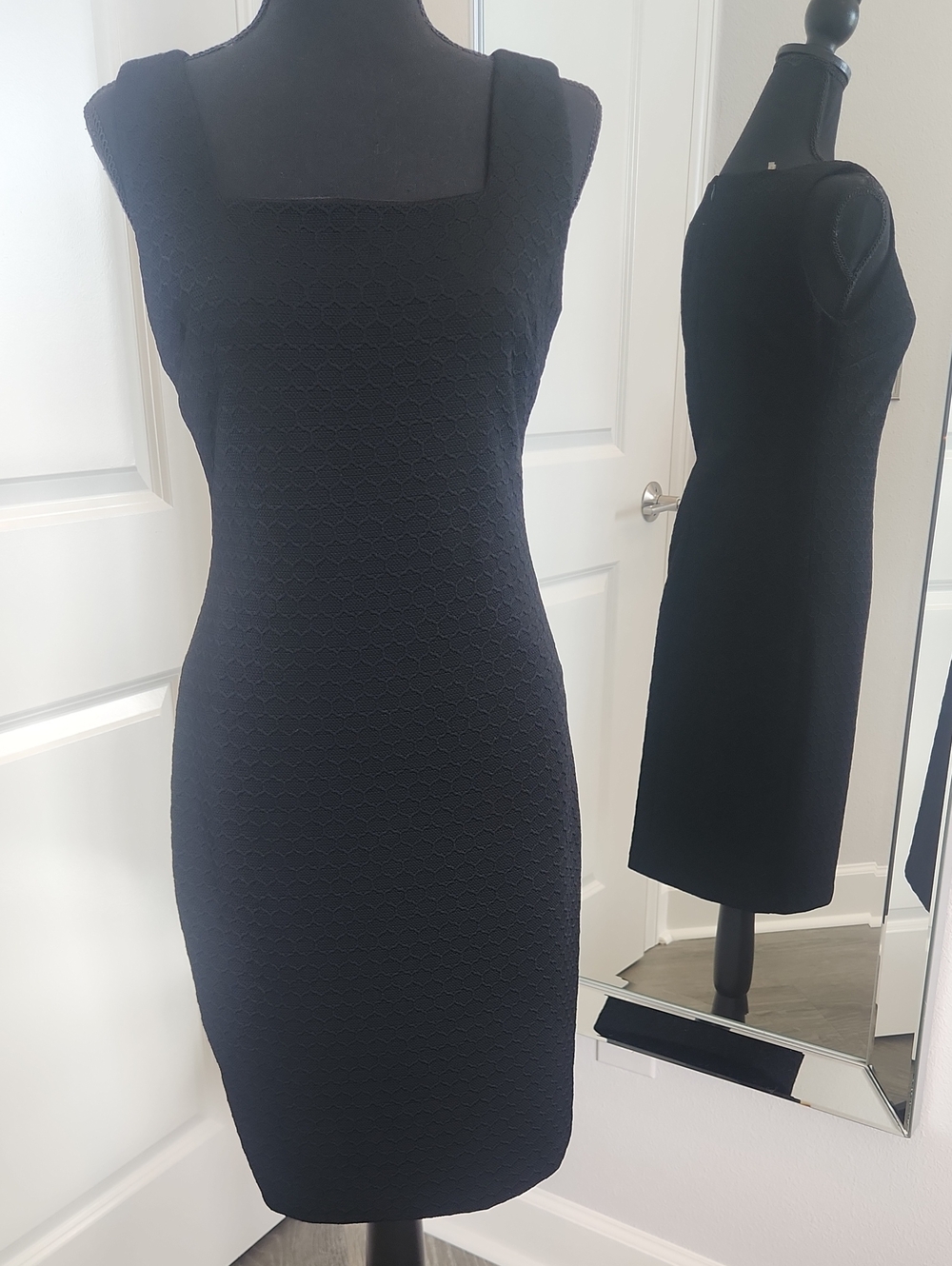 Elie Tahari Black Textured Square-Neck Sheath Dress
